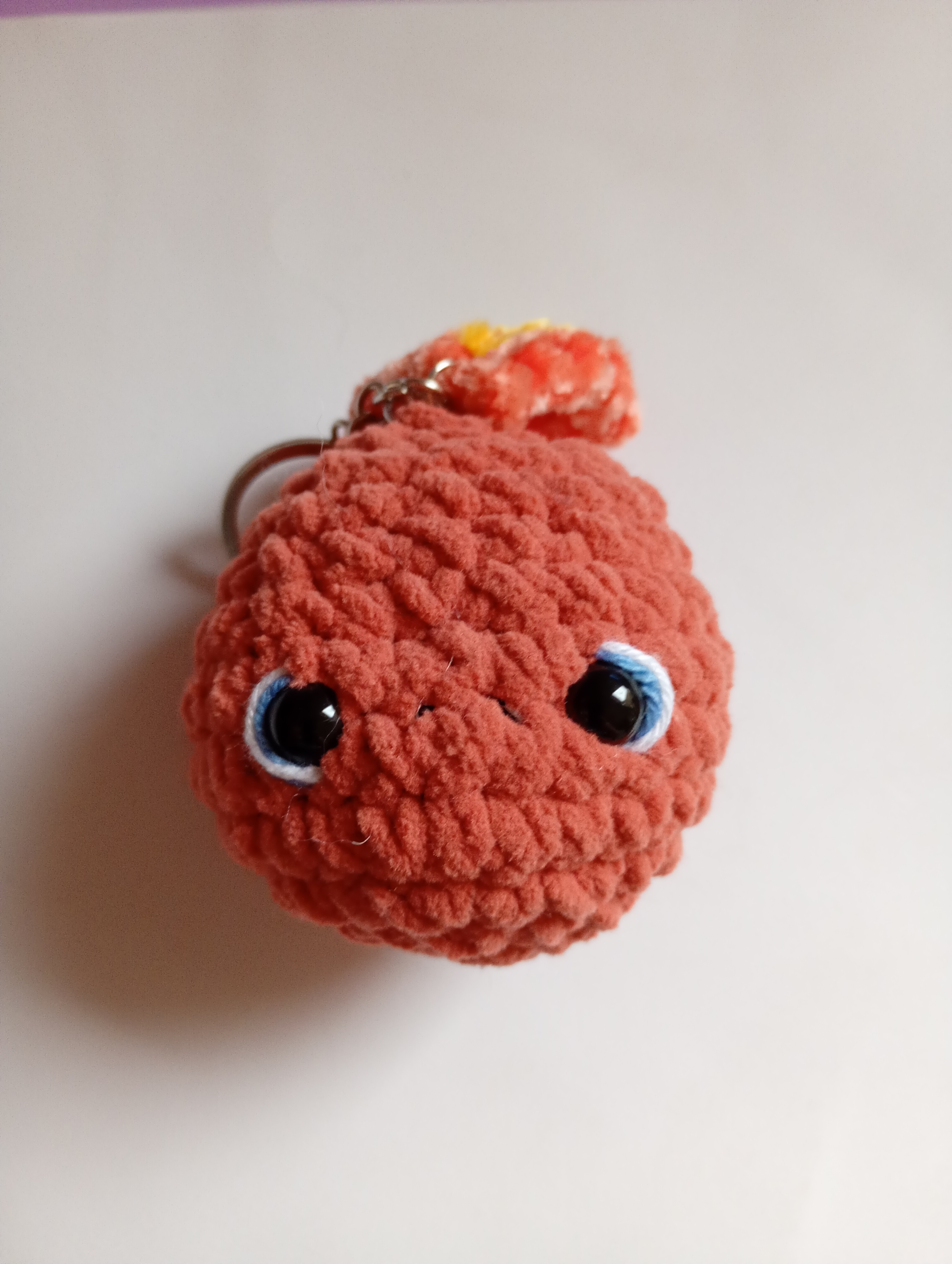 Amigurumi fan art do Charmander em crochê laranja com chama na cauda, presente ideal para fãs de Pokémon feito à mão pela Les Amigus