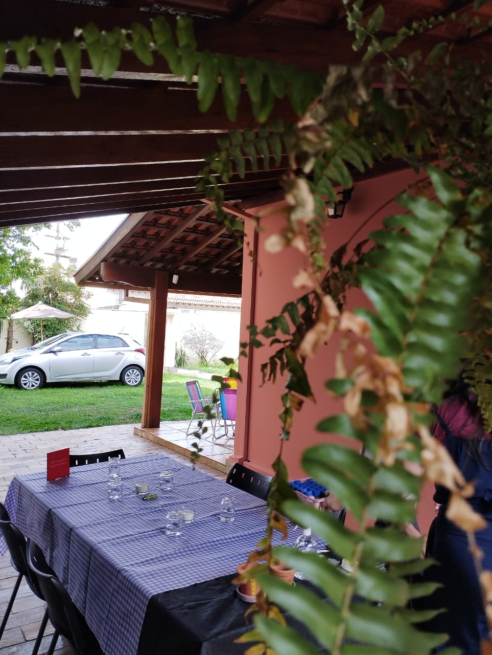 Varanda acolhedora com plantas e mesa posta antes da oficina Cultivo do Respiro Criativo