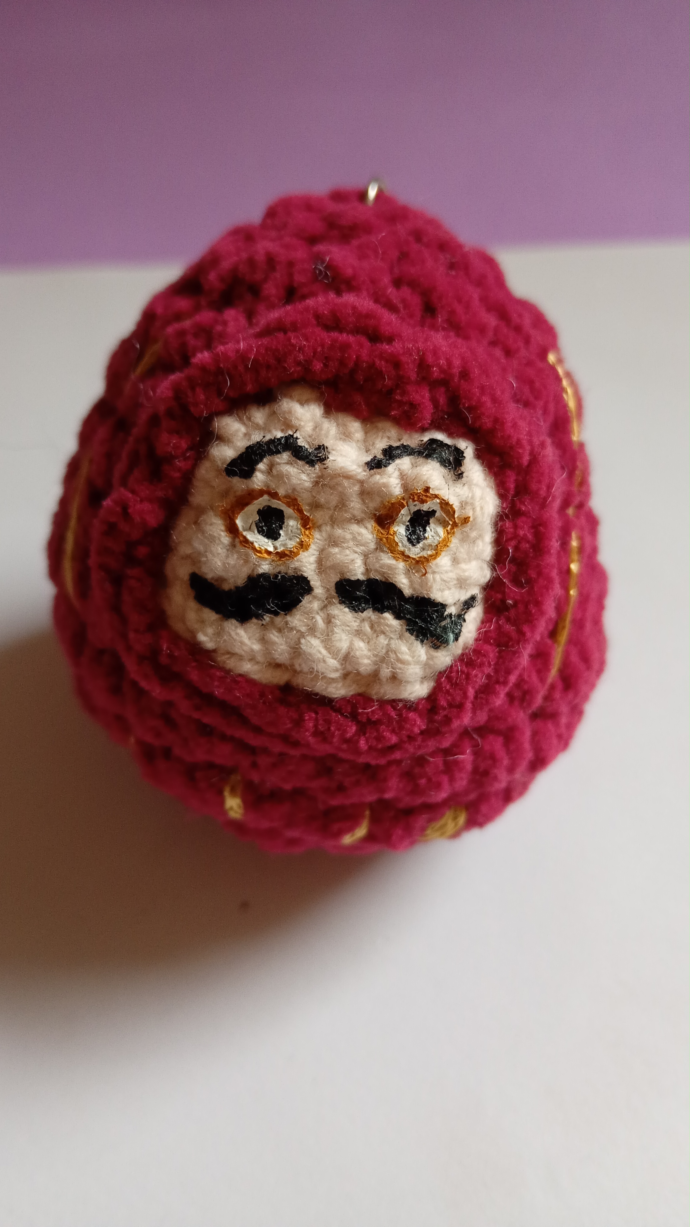 Amigurumi do Daruma da Saúde em crochê vermelho, símbolo japonês de boa sorte, presente afetivo feito à mão pela Les Amigus