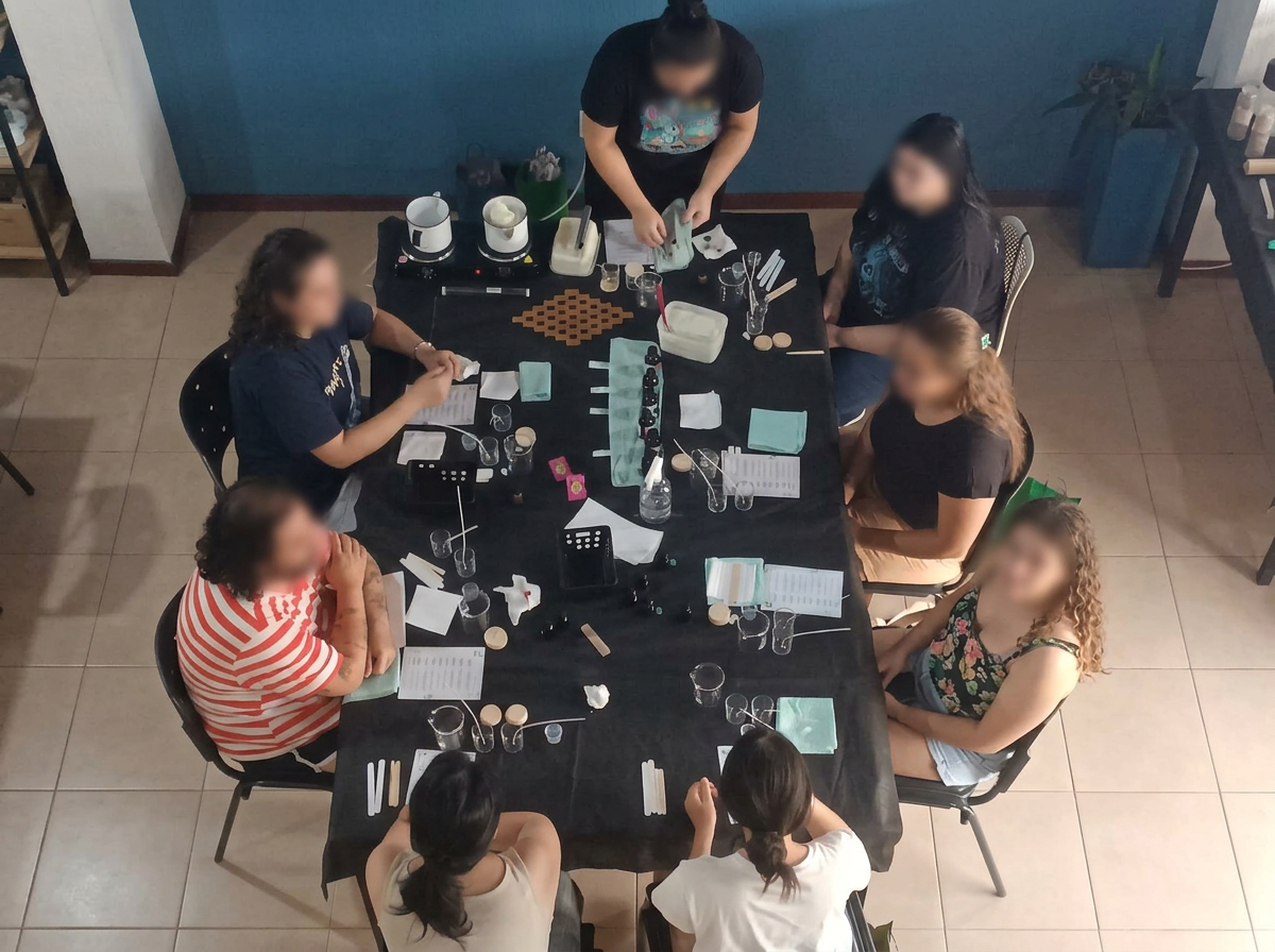 Mulheres reunidas em oficina criativa com materiais artesanais sobre a mesa