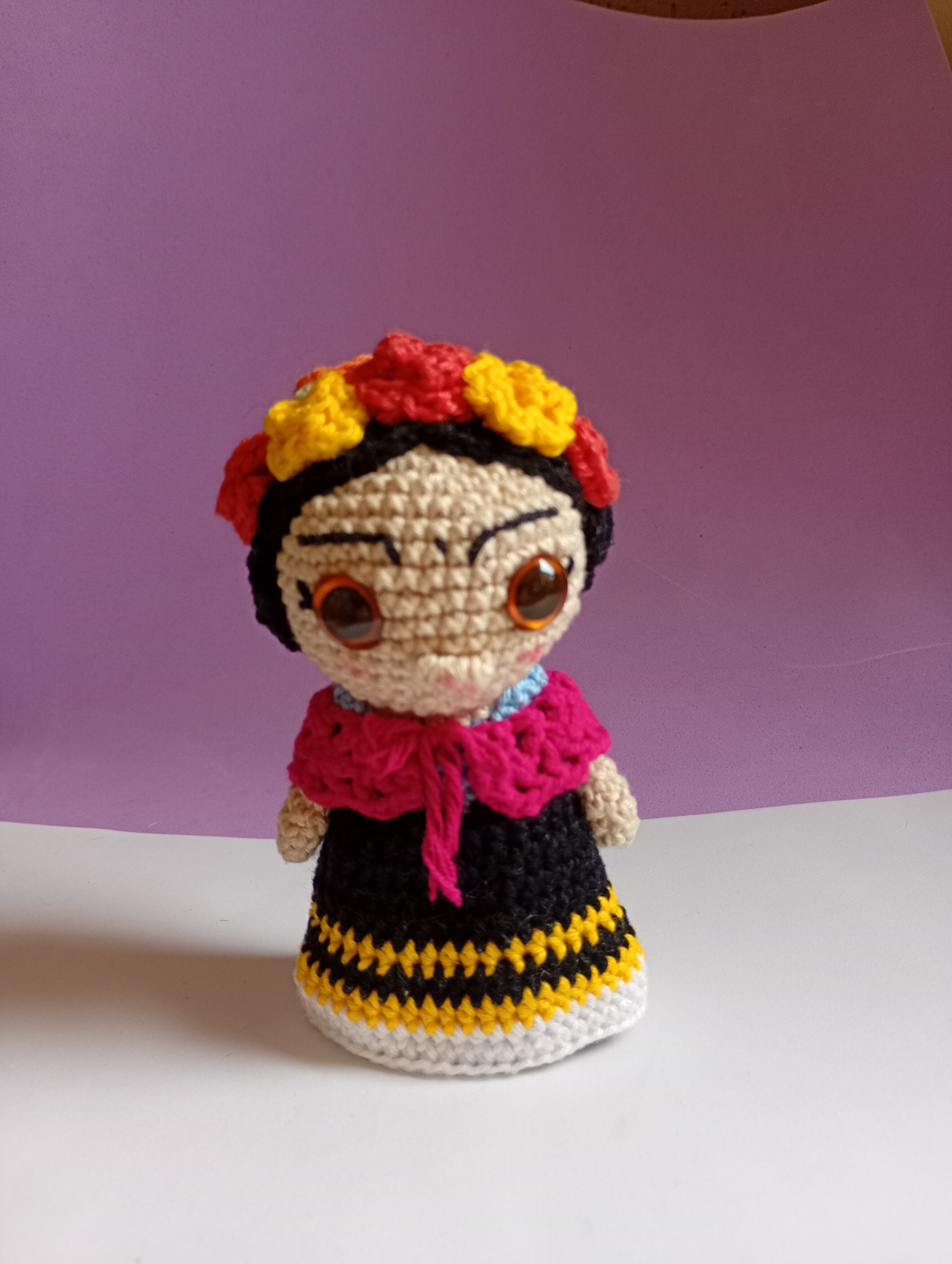 Amigurumi fan art da Frida Kahlo em crochê com coroa de flores coloridas, presente personalizado e cheio de identidade feito pela Les Amigus