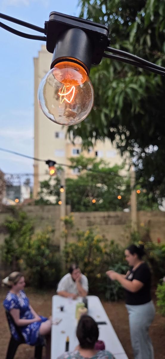 Participantes reunidas no jardim ao fim da tarde durante a oficina Jardim Suspenso