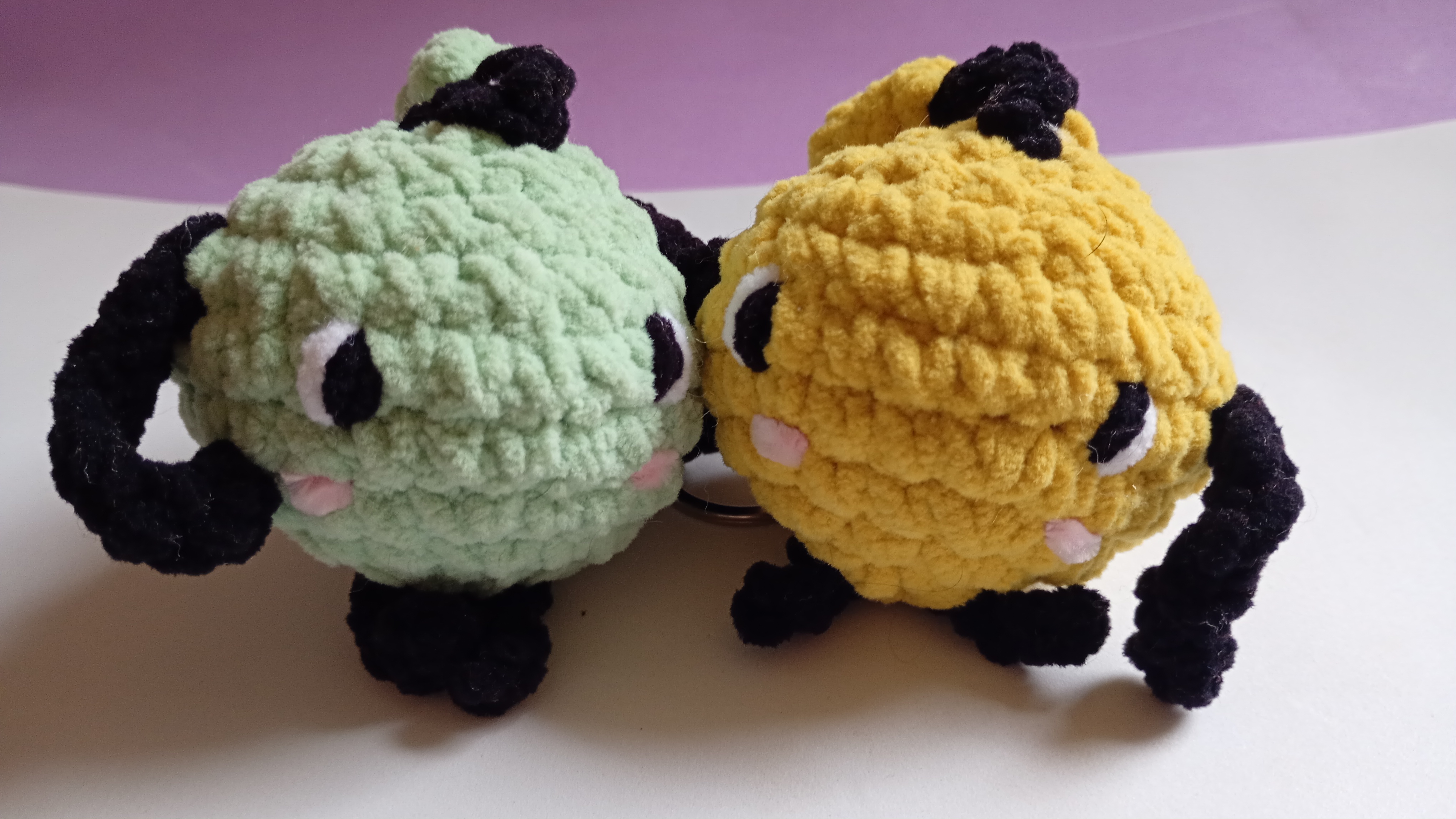 Amigurumi artesanal do Junimo em crochê verde com folhinha, disponível na pronta entrega Les Amigus, perfeito para dar de presente