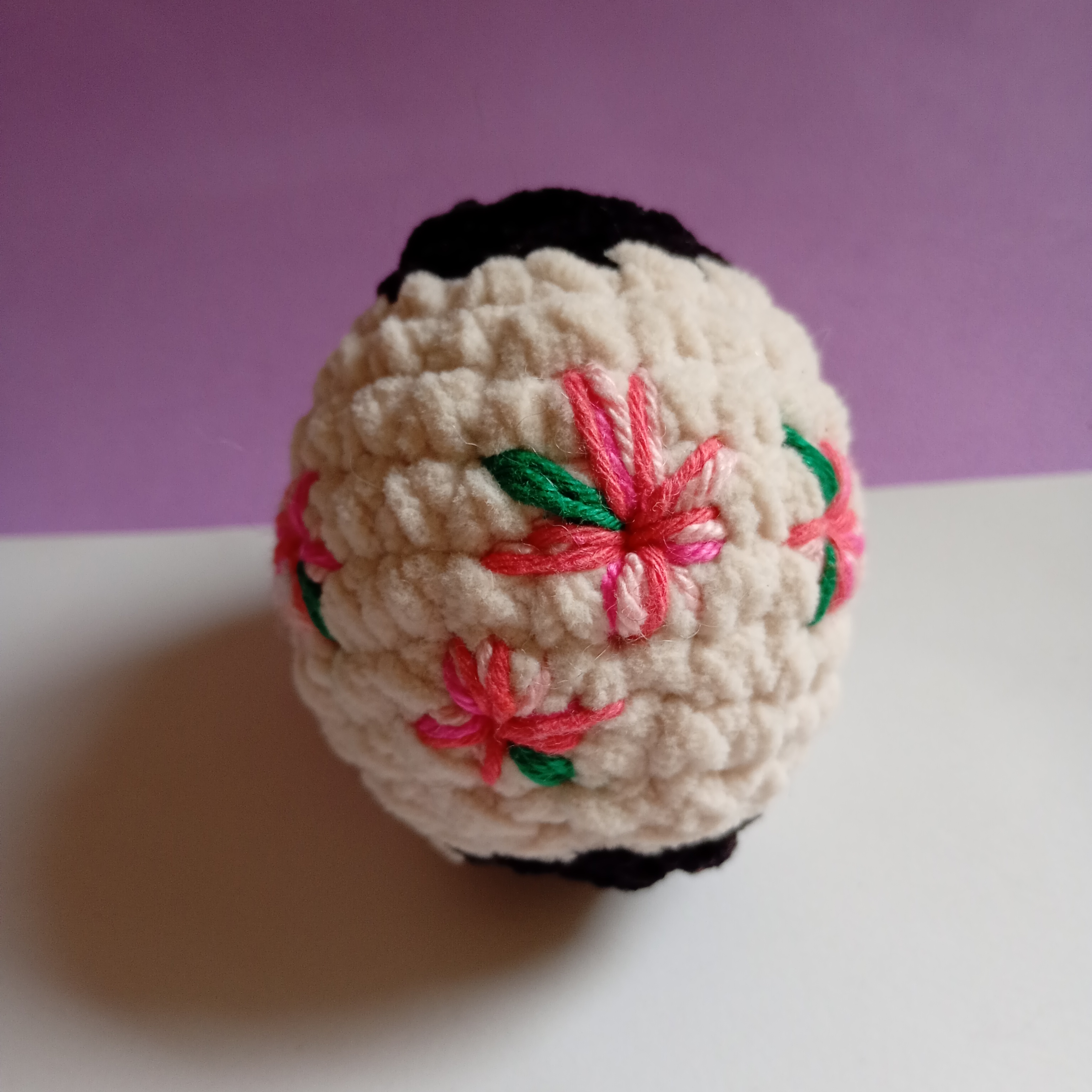 Amigurumi de Lanterna Japonesa em crochê vermelho, peça decorativa artesanal da Les Amigus pronta para chegar como presente