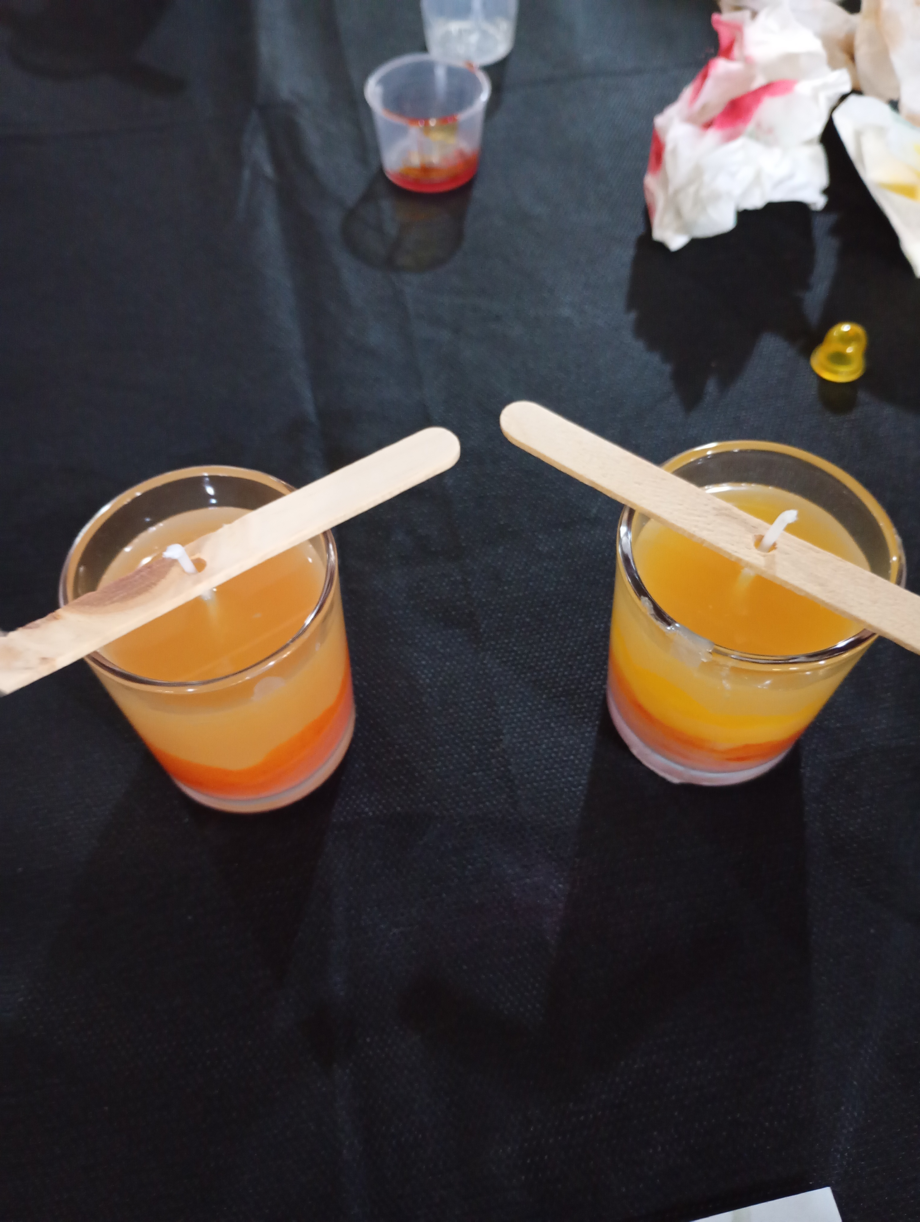 Pequenas peças artesanais coloridas feitas durante oficina de crochê, representando o resultado do processo criativo das participantes