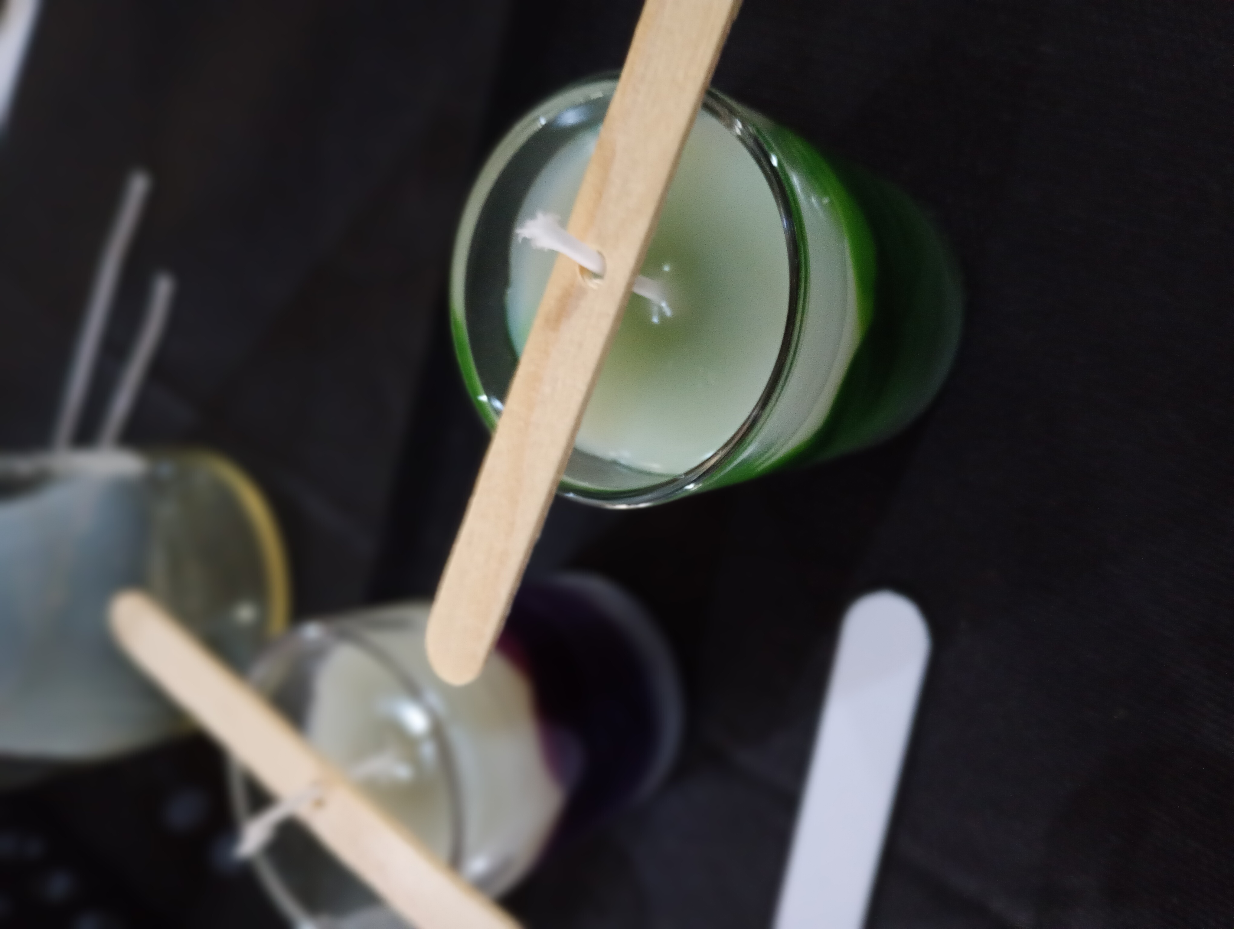 Mulher de olhos fechados respirando profundamente antes de começar a fazer crochê, momento de pausa e autocuidado com luz suave de janela