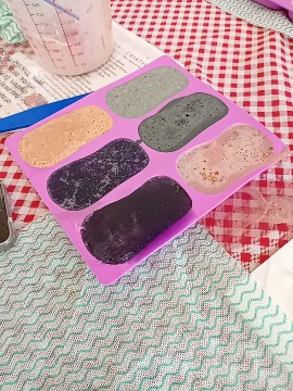 Sabonetes artesanais coloridos finalizados na oficina Toque de Cuidado